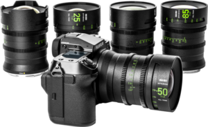 800q-02_126411 Fujifilm-kamera, johon on kiinnitetty suuri NiSi Cine Lens Athena Prime Set G-Mount (ilman pudotussuodatinta) 50 mm, jonka ympärillä on neljä muuta prime-objektiivia, jotka on merkitty 14 mm, 25 mm, 35 mm ja 85 mm - kaikissa on vihreät ja valkoiset merkinnät.
