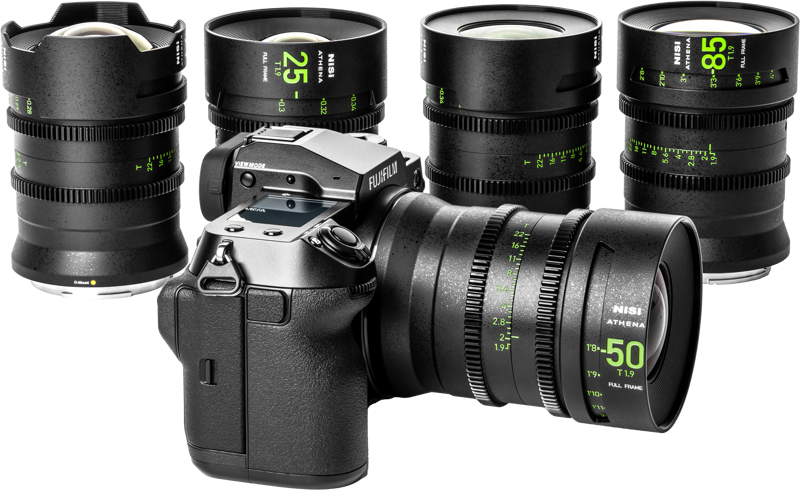 800q-02_126411 Fujifilm-kamera, johon on kiinnitetty suuri NiSi Cine Lens Athena Prime Set G-Mount (ilman pudotussuodatinta) 50 mm, jonka ympärillä on neljä muuta prime-objektiivia, jotka on merkitty 14 mm, 25 mm, 35 mm ja 85 mm - kaikissa on vihreät ja valkoiset merkinnät.