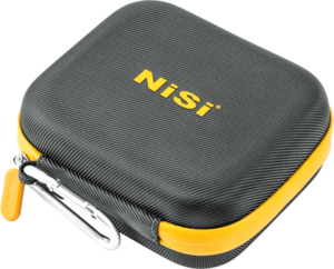 800q-02_126475 NiSi Filter Pouch Pro Caddy 95 II for Circular Filters on mustakeltainen kovakuorinen kotelo, jossa on vetoketju ja hopeinen karabiiniklipsi.