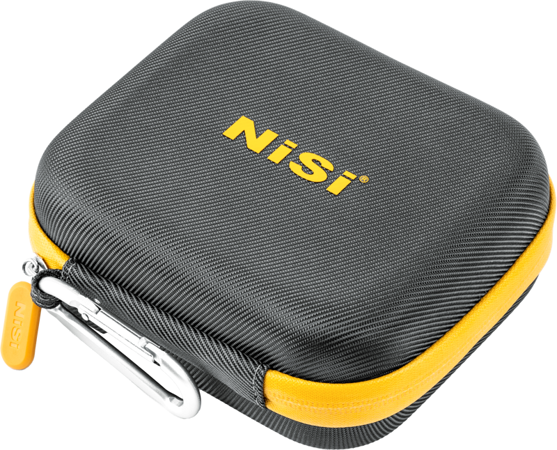 800q-02_126475 NiSi Filter Pouch Pro Caddy 95 II for Circular Filters on mustakeltainen kovakuorinen kotelo, jossa on vetoketju ja hopeinen karabiiniklipsi.