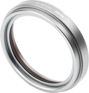 Lähikuva NISI Lens Hood, UV-Filter & Cap for Fujifilm X100 series -suodinpaketti hopeanvärisenä, jossa "NiSi"-brändi näkyy ulkoreunassa, vaaleaa taustaa vasten.