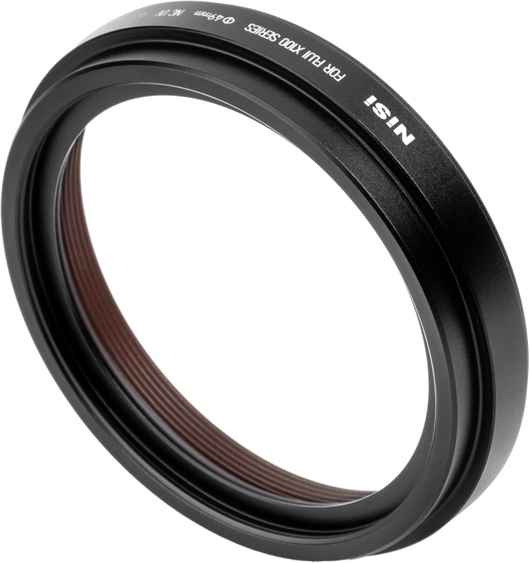 800q-02_127132 Lähikuva mustasta NISI Lens Hood, UV-Filter & Cap for Fujifilm X100 series (suodinpaketti) -objektiivin suojuksesta, UV-suodattimesta ja suojuksesta, jossa on vaaleanharmaalla pohjalla valkoinen erittelyteksti.