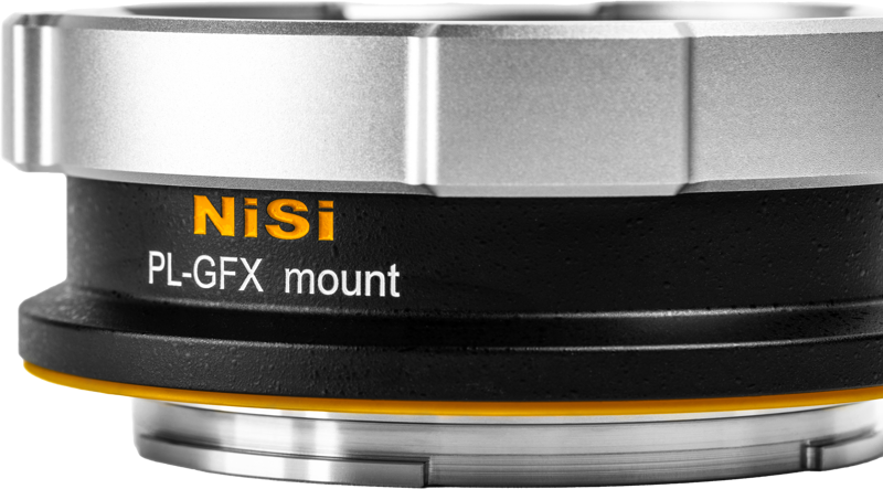 800q-02_127341 Lähikuva NiSi Cine Lens Mount Adapter Athena PL-GFX -objektiivisovittimesta, jossa on hopea ja musta metallirakenne sekä oranssi tuotemerkki ja teksti.