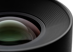 800q-02_127497 Lähikuva NiSi Cine Lens Athena Prime 18mm T2.2 PL-Mount -objektiivista, jossa näkyvät yksityiskohtaiset urat ja lasin heijastukset, jotka paljastavat objektiivin hienon rakenteen ja pyöreän muotoilun.