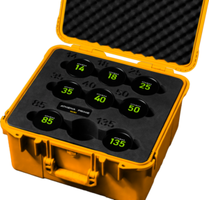 800q-02_127924 NiSi Cine Hard Shell Case for 9pcs Athena Lenses avautuu paljastaen kahdeksan mustaa linssiä, joiden päällä on vihreät numerot (14-135), jotka on kiinnitetty mukautettuihin vaahtomuovipesiin turvallista säilytystä ja helppoa kuljetusta varten.