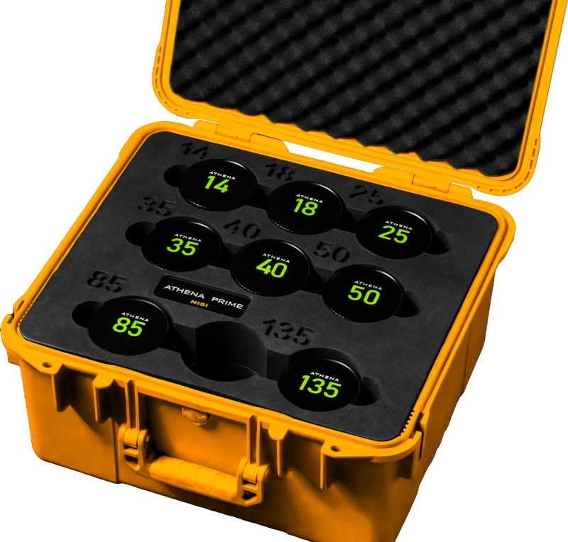 800q-02_127924 NiSi Cine Hard Shell Case for 9pcs Athena Lenses avautuu paljastaen kahdeksan mustaa linssiä, joiden päällä on vihreät numerot (14-135), jotka on kiinnitetty mukautettuihin vaahtomuovipesiin turvallista säilytystä ja helppoa kuljetusta varten.