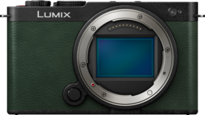800q-02_128235 Etukuva Panasonic Lumix S9 -järjestelmäkamerasta, Dark Olive, jossa on vihreä kuvioitu kameran runko, jossa on näkyvä sensori ja objektiivin kiinnitys, ei objektiivia kiinnitettynä.