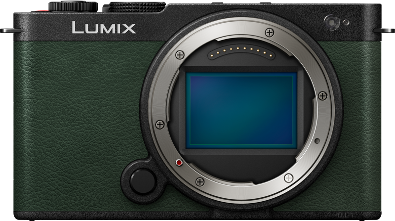 800q-02_128235 Etukuva Panasonic Lumix S9 -järjestelmäkamerasta, Dark Olive, jossa on vihreä kuvioitu kameran runko, jossa on näkyvä sensori ja objektiivin kiinnitys, ei objektiivia kiinnitettynä.