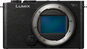 800q-02_128236 Etukuva Panasonic Lumix S9 -järjestelmäkamerasta, Jet Black, peilitön runko, jossa on kuvioitu kahva ja jossa ei ole objektiivia kiinnitettynä, ja jossa näkyy kameran kenno ja objektiivin kiinnitys.
