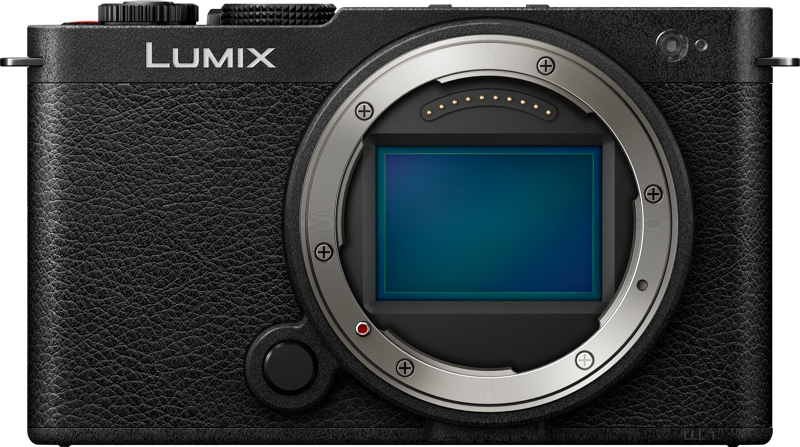 800q-02_128236 Etukuva Panasonic Lumix S9 -järjestelmäkamerasta, Jet Black, peilitön runko, jossa on kuvioitu kahva ja jossa ei ole objektiivia kiinnitettynä, ja jossa näkyy kameran kenno ja objektiivin kiinnitys.