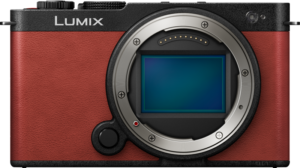 800q-02_128237 Panasonic Lumix S9 -järjestelmäkameran etukuva, Crimson Red, jossa näkyy objektiivin kiinnitys ja kenno ilman objektiivia.