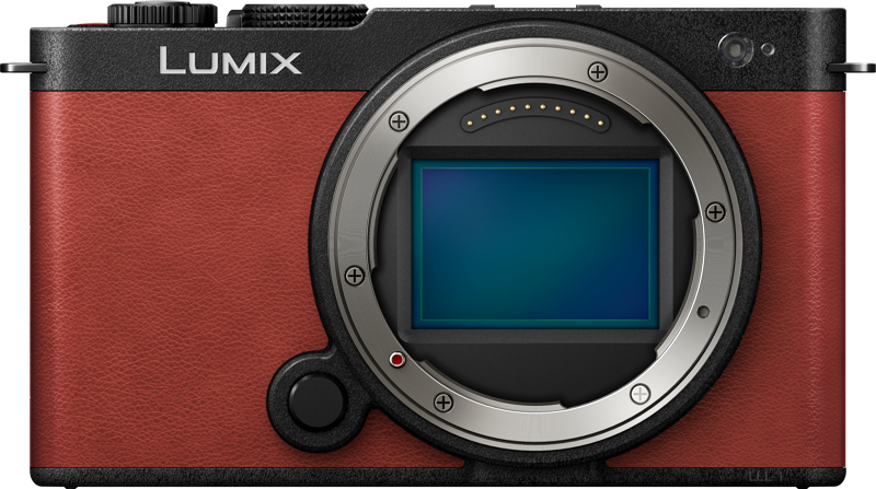 800q-02_128237 Panasonic Lumix S9 -järjestelmäkameran etukuva, Crimson Red, jossa näkyy objektiivin kiinnitys ja kenno ilman objektiivia.
