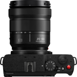 800q-02_128241 Panasonic Lumix S9 Jet Black -kameran yläkuva 20-60mm f/3.5-5.6 -objektiivilla, jossa näkyy toimintatilan valitsin, suljinpainike, virtakytkin ja ohjauspainikkeet, joissa on selvästi näkyvät merkinnät ja kuvioidut kahvan yksityiskohdat.