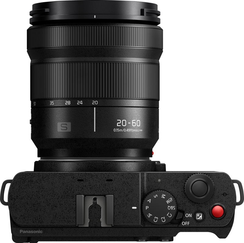 800q-02_128241 Panasonic Lumix S9 Jet Black -kameran yläkuva 20-60mm f/3.5-5.6 -objektiivilla, jossa näkyy toimintatilan valitsin, suljinpainike, virtakytkin ja ohjauspainikkeet, joissa on selvästi näkyvät merkinnät ja kuvioidut kahvan yksityiskohdat.