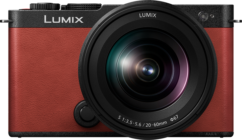 800q-02_128242 Panasonic Lumix S9 Crimson Red -kamera, jossa on 20-60mm f/3.5-5.6 -objektiivi, näkyy edestä, ja Lumix-logo on suuren vaihdettavan objektiivin yläpuolella.