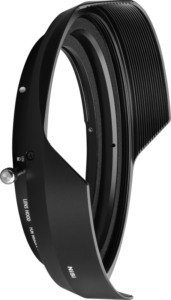 800q-03-115614 NiSi Filter Lens Hood for Nikkor Z 14-24 f/2.8 S (112 mm:n kierre) on musta, pyöreä linssinsuojus, jossa on uurrettu muotoilu ja sivusäätönuppi, kuvassa valkoista taustaa vasten.