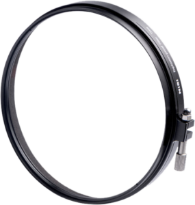 800q-03_108946 NiSi Cine Filter Explosion Proof Circular 95mm -suojasuodin, musta ja pyöreä, jossa on kiristysruuvi, näkyy valkoista taustaa vasten. NiSi-tuotemerkki näkyy reunassa.