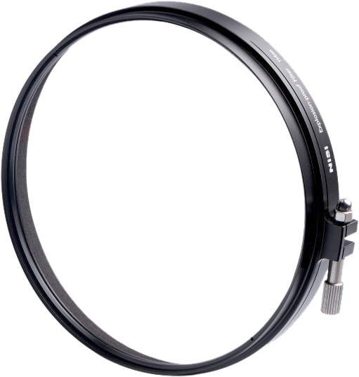 800q-03_108946 NiSi Cine Filter Explosion Proof Circular 95mm -suojasuodin, musta ja pyöreä, jossa on kiristysruuvi, näkyy valkoista taustaa vasten. NiSi-tuotemerkki näkyy reunassa.