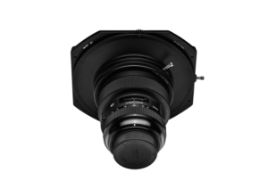 800q-03_110249 NiSi Filter S5 Adapter for Sigma 14-24mm f/2.8 (vain adapteri) on esitetty edestä, ja siinä on leveä, kahdeksankulmainen kiinnitys ja selkeä tuotemerkki tynnyrissä.