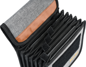 800q-03_111851 Lähikuva NiSi Cinema Filter Pouch (4x4", 4x5.65") -suodinkotelosta, harmaasta kankaasta valmistetusta järjestelijästä, jossa on musta reunus, ruskea nahka-aksentti ja useita harmonikkatyylisiä lokeroita, jotka on kiinnitetty tarranauhaläpillä.