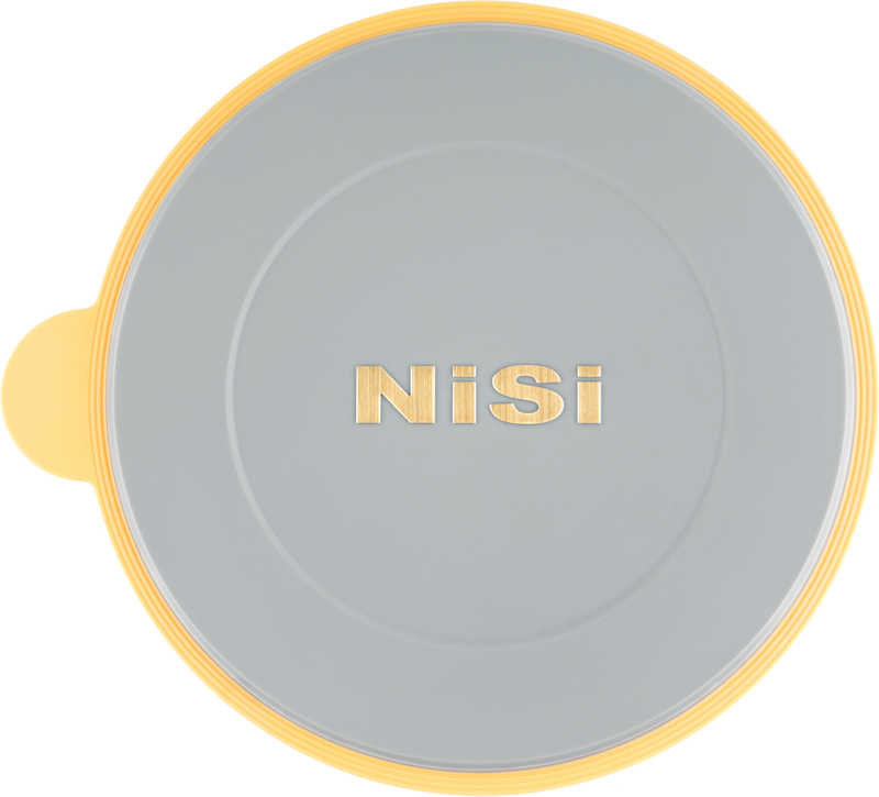 NiSi Lens Cap for S5/S6 Holder on pyöreä, litteä harmaa suojus, jonka keskellä on kultainen "NiSi", jossa on keltainen reunus ja pieni keltainen välilehti vasemmalla puolella valkoista taustaa vasten.