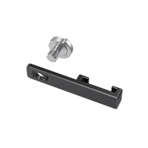 800q-03_113881 SmallRig 2638 Cold Shoe Adapter for Pro Mobile Cage, musta suorakaiteen muotoinen metallikannatin, jossa on pyöreä reikä, on kuvassa erillisellä hopeisella leveäpäisellä ruuvilla varustettuna valkoisella pohjalla.
