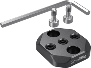 800q-03_113983 SmallRig 2710 -kiinnityslevy DJI Ronin-S/SC/RS 2/RSC 2:lle on musta metallinen lisävaruste, jossa on neljä kierteitettyä reikää, kuvassa kaksi hopeaa ruuvia ja L-kirjaimen muotoinen kuusiokoloavain valkoisella pohjalla.