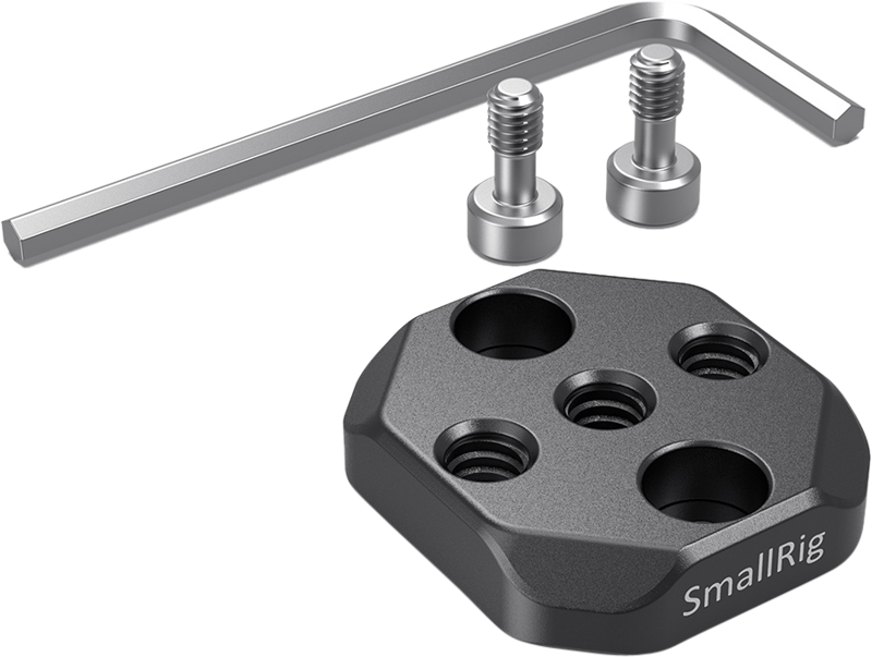 800q-03_113983 SmallRig 2710 -kiinnityslevy DJI Ronin-S/SC/RS 2/RSC 2:lle on musta metallinen lisävaruste, jossa on neljä kierteitettyä reikää, kuvassa kaksi hopeaa ruuvia ja L-kirjaimen muotoinen kuusiokoloavain valkoisella pohjalla.
