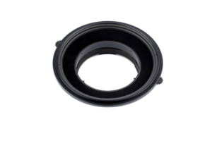 NiSi Filter Holder S6 Kit True Color for Sony 12-24mm f/2.8 GM -levysuodin pidike on musta, pyöreä sovitinrengas, jossa on hammasrattaiden kaltaiset reunat ja joka näkyy vaaleanharmaalla pohjalla.