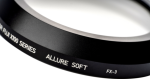 800q-03_114813 Lähikuva NiSi Filter Allure Soft for Fuji X100 (Black) -diffuusiosuodin valkoisella tekstillä, joka näkyy tavallista taustaa vasten.