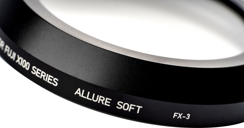 800q-03_114813 Lähikuva NiSi Filter Allure Soft for Fuji X100 (Black) -diffuusiosuodin valkoisella tekstillä, joka näkyy tavallista taustaa vasten.