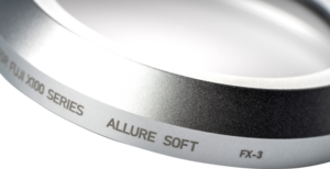 800q-03_114814 Lähikuva NiSi-suodattimesta Allure Soft for Fuji X100 (Silver) diffuusiosuodin, jossa näkyy kaiverrettu teksti "ALLURE SOFT, FX-3, FUJI X00 SERIES" sen metallisella renkaalla, joka on todennäköisesti osa kameran linssisuodinta.