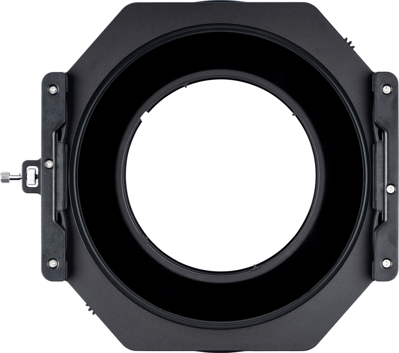 NiSi Filter Holder S6 Kit for Sigma 14-24mm f/2.8 E-Mount on musta, kahdeksankulmainen suodatinpidike, jossa on suuri keskiaukko, kuvassa edestä vaaleanharmaata taustaa vasten.