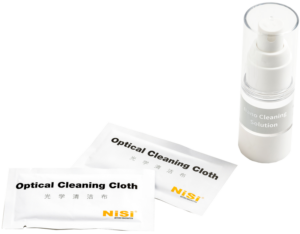 800q-03_117363 The NiSi Cleaning Kit Nano Optical cleaning kit, which includes a bottle of nano cleaning solution and two individually packaged optical cleaning cloths, is shown on a white background.