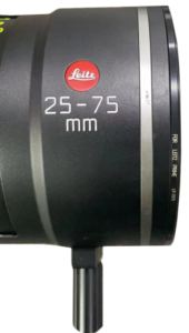 800q-03_117385 Lähikuva NiSi Cine Filter Explosion Proof / True Protector LP11215 -suodattimesta Leitz Prime/Zoom -objektiiville; musta objektiivi, jossa punainen Leitz-logo, 25-75 mm polttoväli valkoisella tekstillä ja näkyvä metallikiinnitys pohjassa.
