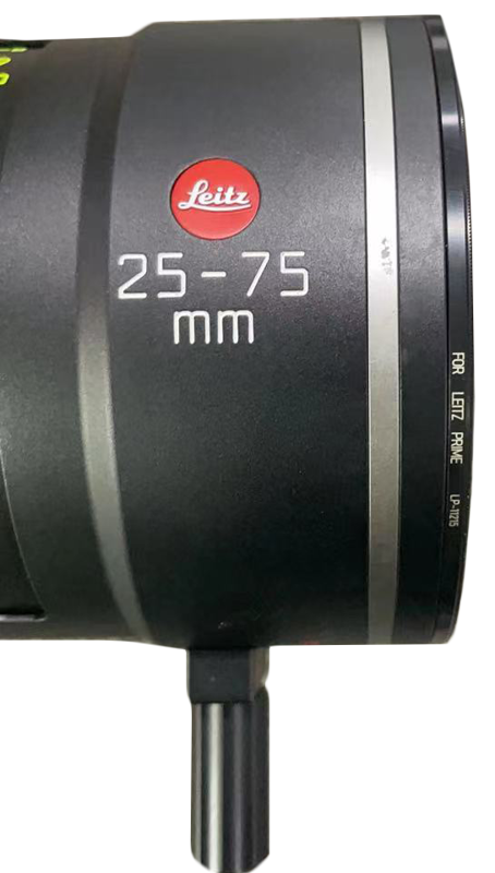 800q-03_117385 Lähikuva NiSi Cine Filter Explosion Proof / True Protector LP11215 -suodattimesta Leitz Prime/Zoom -objektiiville; musta objektiivi, jossa punainen Leitz-logo, 25-75 mm polttoväli valkoisella tekstillä ja näkyvä metallikiinnitys pohjassa.