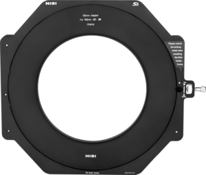 800q-03_117848 NiSi Adapter Ring Alpha for S5/S6 Filterholder - 105mm -suodinadapteri on suuri, pyöreä musta adapteri, jossa on lukitusmekanismi ja ohjeet, suunniteltu käytettäväksi kameran objektiivin suodattimien kanssa. Keskusta on auki, ja siinä näkyy valkoinen tausta.