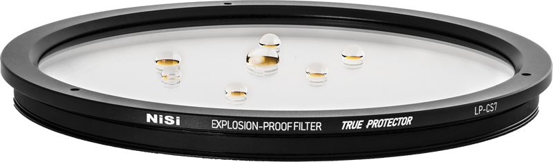 800q-03_119262 Pyöreä NiSi Cine Filter Explosion Proof / True Protector LP-CS7 for Cooke S7I 18&21mm -suojasuodin objektiivisuodin, jonka pinnalla on vesipisaroita ja jonka mustassa reunassa on merkintä TRUE PROTECTOR ja LP-CS7.