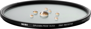 800q-03_119263 NiSi Cine Filter Explosion Proof / True Protector ZSP9275 for Zeiss SP Lenses -suojasuodin, pyöreä kameran linssisuodin, joka on kuvattu vesipisaroilla ja jonka mustassa reunassa on merkintä "True Protector".