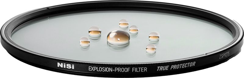 800q-03_119263 NiSi Cine Filter Explosion Proof / True Protector ZSP9275 for Zeiss SP Lenses -suojasuodin, pyöreä kameran linssisuodin, joka on kuvattu vesipisaroilla ja jonka mustassa reunassa on merkintä "True Protector".