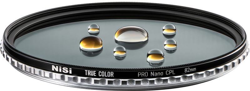 NiSi Circular Polarizer True Color Pro Nano 105mm -pyöröpolarisaatiosuodin on kuvattu vesipisaroiden helmeillessä sen pinnalla, mikä korostaa sen tehokasta vettähylkivää pinnoitetta.
