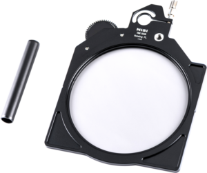 800q-03_119647 NiSi Cine Filter Rotating CPL TRUE COLOR 4x5.65" -levysuodin hammaspyöräsäädöllä ja erillinen lieriömäinen metallitanko näkyvät tavallisella valkoisella pohjalla.