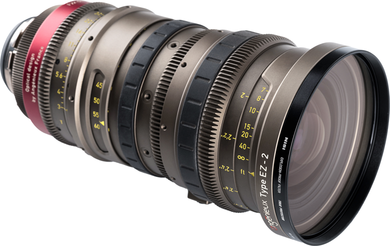 800q-03_123582 NiSi Cine Filter Explosion Proof / True Protector AG-11175 for Angenieux EZ-1 & 2 on ammattilaisobjektiiveille suunniteltu suojasuodatin, joka on kuvattu vinossa valkoisella pohjalla.