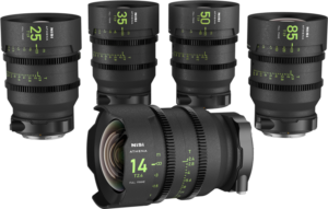 800q-03_123981 NiSi Cine Lens Athena Prime 14mm T2.4 E-Mount -objektiivi on etualalla viiden mustan NiSi Athena -objektiivin joukossa, joissa on vihreä teksti, joista jokainen on pystyssä ja joissa on eri polttoväli (14mm, 25mm, 35mm, 50mm, 85mm).