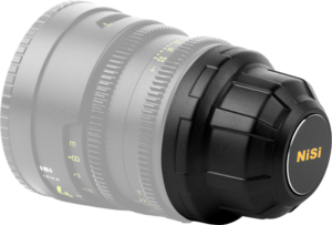 Lähikuva NiSi Cine Rear Lens Cap PL-Mount -objektiivin suojuksesta, joka on kiinnitetty kameran objektiiviin mustalla tarkennusrenkaalla. Suojalevyssä näkyy keltainen NiSi-logo, ja objektiivin rungossa on etäisyys- ja aukkomerkinnät.