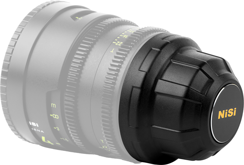 Lähikuva NiSi Cine Rear Lens Cap PL-Mount -objektiivin suojuksesta, joka on kiinnitetty kameran objektiiviin mustalla tarkennusrenkaalla. Suojalevyssä näkyy keltainen NiSi-logo, ja objektiivin rungossa on etäisyys- ja aukkomerkinnät.