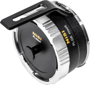 Lähikuva NiSi Cine Lens Mount Adapter Athena PL-DX -objektiivisovittimesta, jossa on metallinen viimeistely, musta kuvioitu kahva ja keltainen tuotemerkki. Sovitin on kuvattu vinossa, jotta sen vankka rakenne ja kiinnitysmekanismit tulevat esiin.