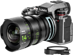 800q-03_126399 Lumix S5 II -kamera, johon on kiinnitetty NiSi Cine L-mount -objektiivi NiSi Cine Lens Athena Prime 14mm T2.4, näkyy irrotettavan objektiivin kiinnityssovittimen vieressä valkoisella taustalla.