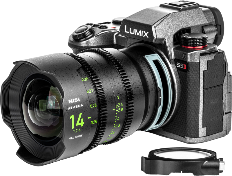 800q-03_126399 Lumix S5 II -kamera, johon on kiinnitetty NiSi Cine L-mount -objektiivi NiSi Cine Lens Athena Prime 14mm T2.4, näkyy irrotettavan objektiivin kiinnityssovittimen vieressä valkoisella taustalla.