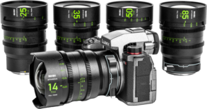 800q-03_126410 Digitaalikamera, jossa on NiSi Cine Lens Athena Prime 14mm T2.4 (L-mount) -objektiivi, näkyy neljän muun NiSi Cine Lens Athena Prime Set L-mount -objektiivin edessä: Kaikki valkoisella taustalla.